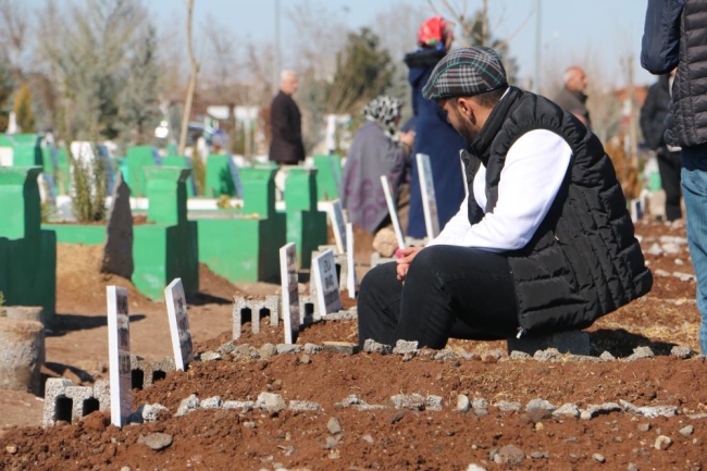 Mezar yerleri açıldı: Aynı aileler ve komşuları yan yana defin edildi