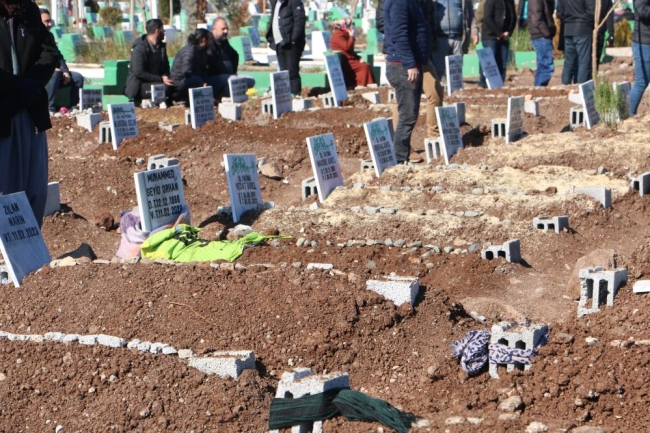 Mezar yerleri açıldı: Aynı aileler ve komşuları yan yana defin edildi