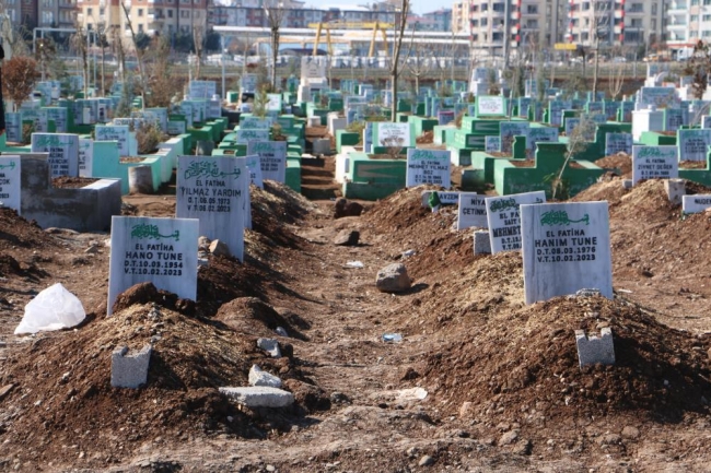 Mezar yerleri açıldı: Aynı aileler ve komşuları yan yana defin edildi