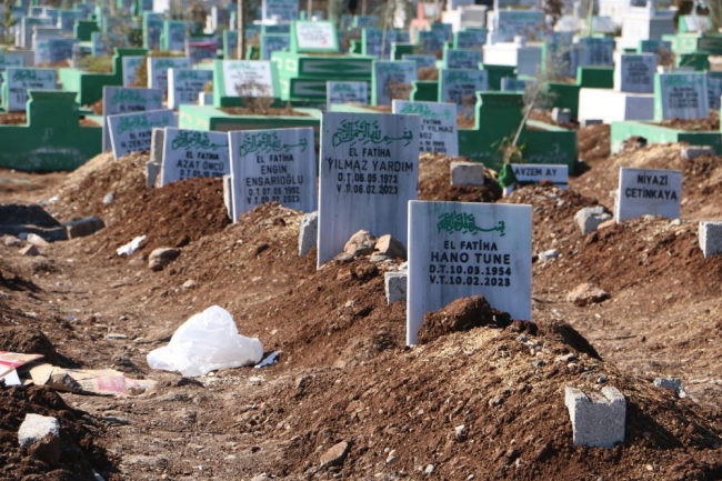 Mezar yerleri açıldı: Aynı aileler ve komşuları yan yana defin edildi
