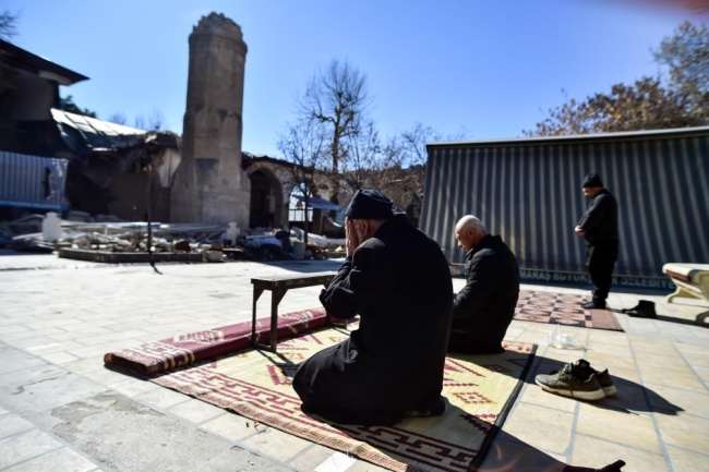 572 Yıllık cami depremde hasar gördü