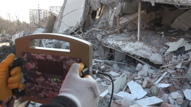 Enkaz altındakiler termal dedektör ile tespit ediliyor