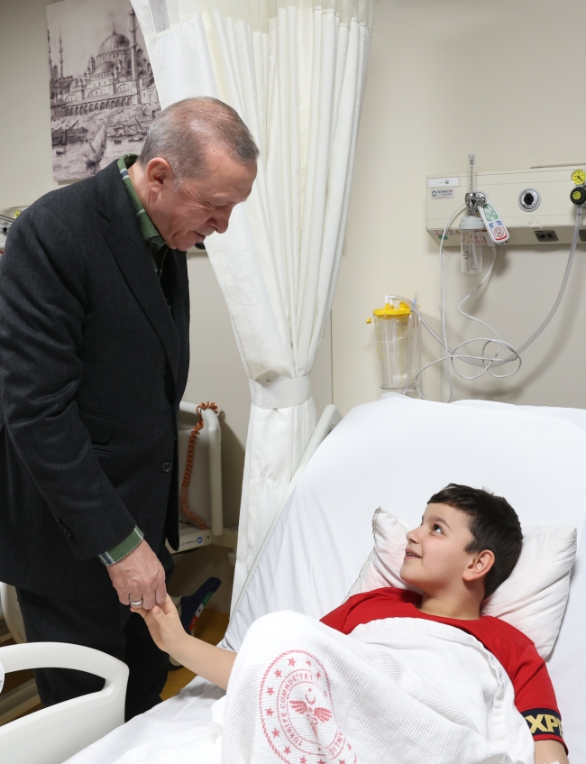 Cumhurbaşkanı Erdoğan depremzedeleri ziyaret etti