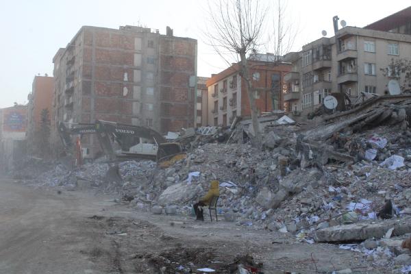 Aynı apartmanda 15 akrabasını kaybetti: Yeğeni için bekliyor