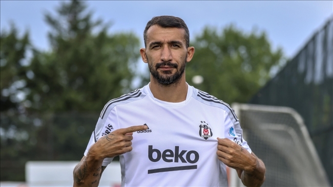 Enkaz bölgesinde ünlü futbolcuyu görenler tanıyamadı