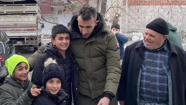 Enkaz bölgesinde ünlü futbolcuyu görenler tanıyamadı