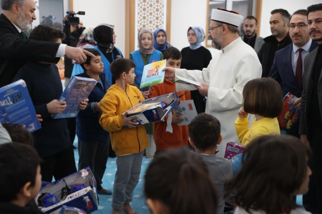 Diyanet İşleri Başkanı Erbaş, depremzedeleri ziyaret etti