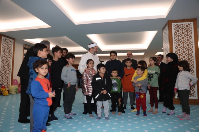 Diyanet İşleri Başkanı Erbaş, depremzedeleri ziyaret etti