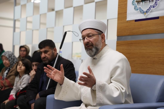 Diyanet İşleri Başkanı Erbaş, depremzedeleri ziyaret etti