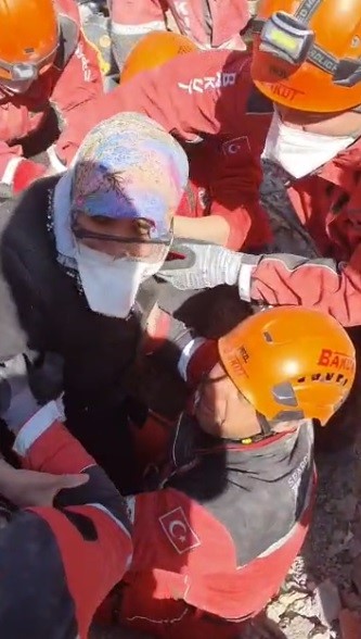 Bursa'dan katılan ekip, 203 saat sonra 2 kişiyi sağ kurtardı!