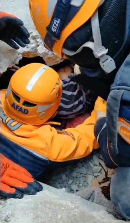 Hatay'da iki kuzen 2 saat arayla çıkartıldı