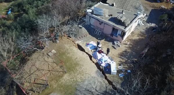 Deprem köyü ortadan ikiye böldü!
