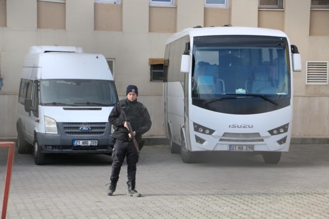 Yıkılan binaların sorumluları adliyede