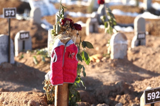 Deprem mezarlığında yürek yakan manzaralar