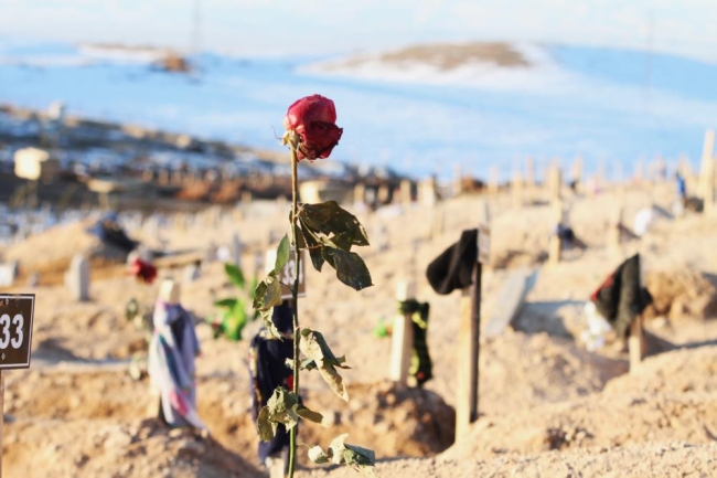 Deprem mezarlığında yürek yakan manzaralar