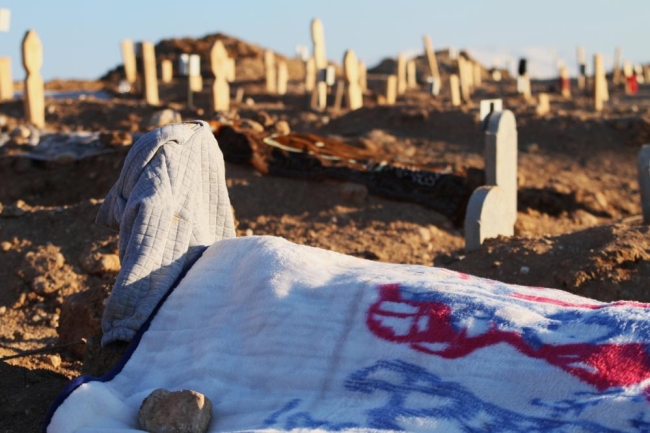Deprem mezarlığında yürek yakan manzaralar
