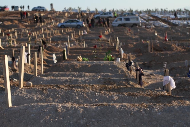 Deprem mezarlığında yürek yakan manzaralar