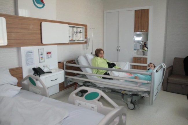 9 aylık hamile eşini balkondan atarak kurtardı!