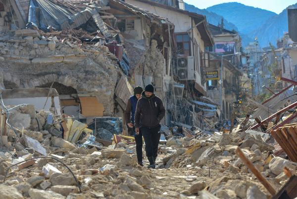 Enkaz başında umutlu bekleyiş: Vesikalık fotoğrafla teşhis...