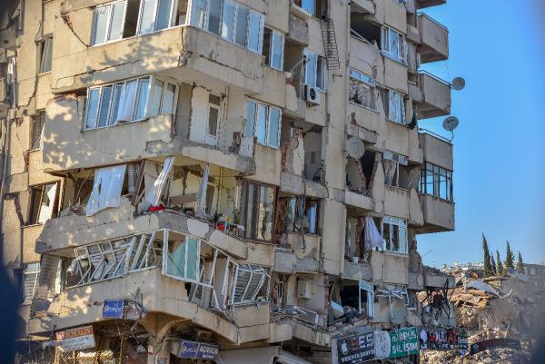 Enkaz başında umutlu bekleyiş: Vesikalık fotoğrafla teşhis...
