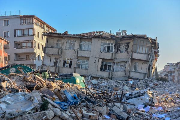 Enkaz başında umutlu bekleyiş: Vesikalık fotoğrafla teşhis...