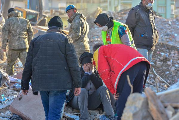 Enkaz başında umutlu bekleyiş: Vesikalık fotoğrafla teşhis...