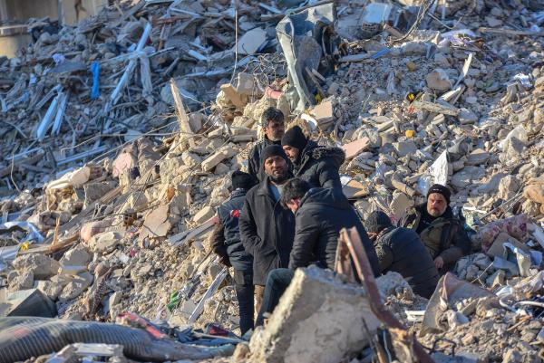 Enkaz başında umutlu bekleyiş: Vesikalık fotoğrafla teşhis...