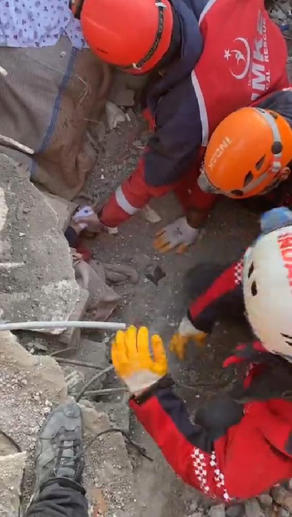 İNDAK ekibi bir mucizeye imza attı: 222'nci saatte enkazdan sağ çıkarıldı