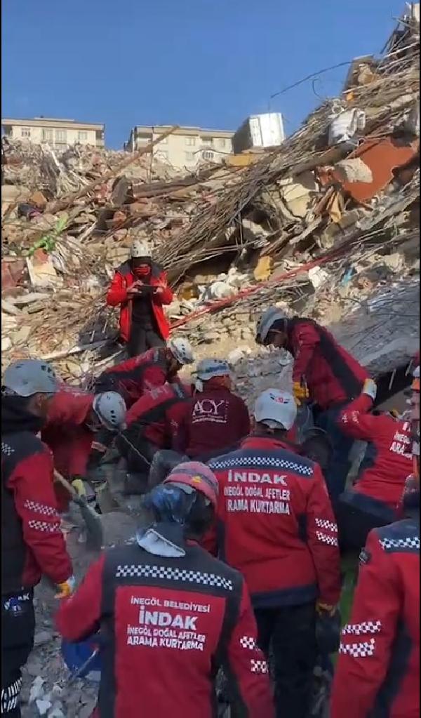 İNDAK ekibi bir mucizeye imza attı: 222'nci saatte enkazdan sağ çıkarıldı