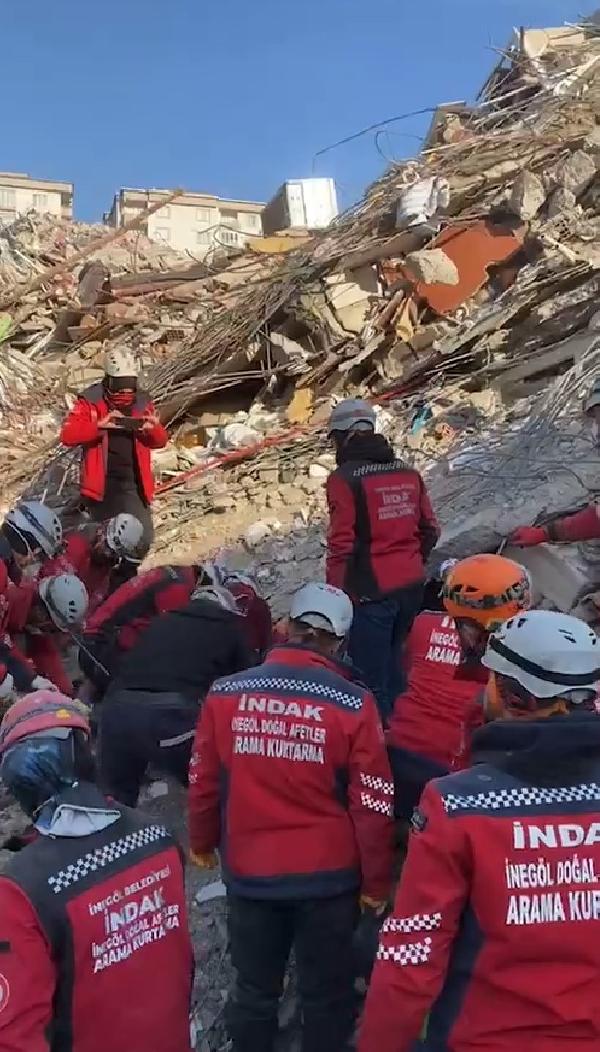 İNDAK ekibi bir mucizeye imza attı: 222'nci saatte enkazdan sağ çıkarıldı