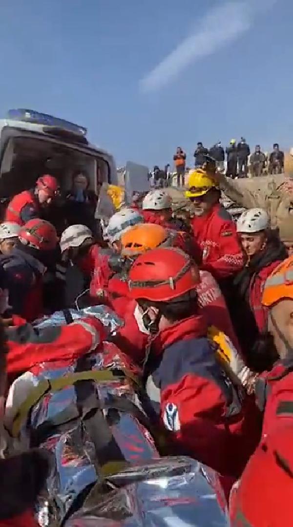 İNDAK ekibi bir mucizeye imza attı: 222'nci saatte enkazdan sağ çıkarıldı