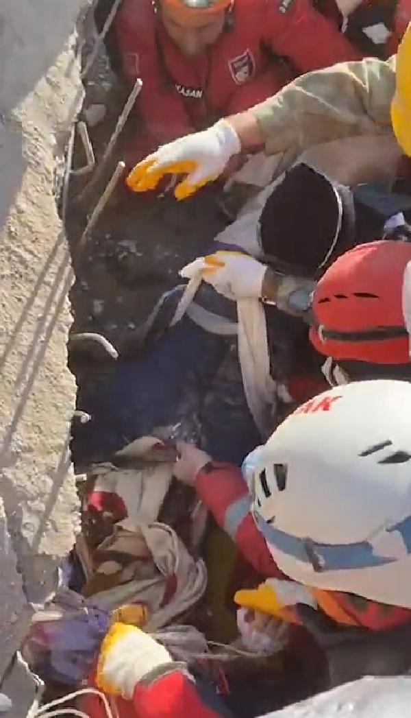 İNDAK ekibi bir mucizeye imza attı: 222'nci saatte enkazdan sağ çıkarıldı
