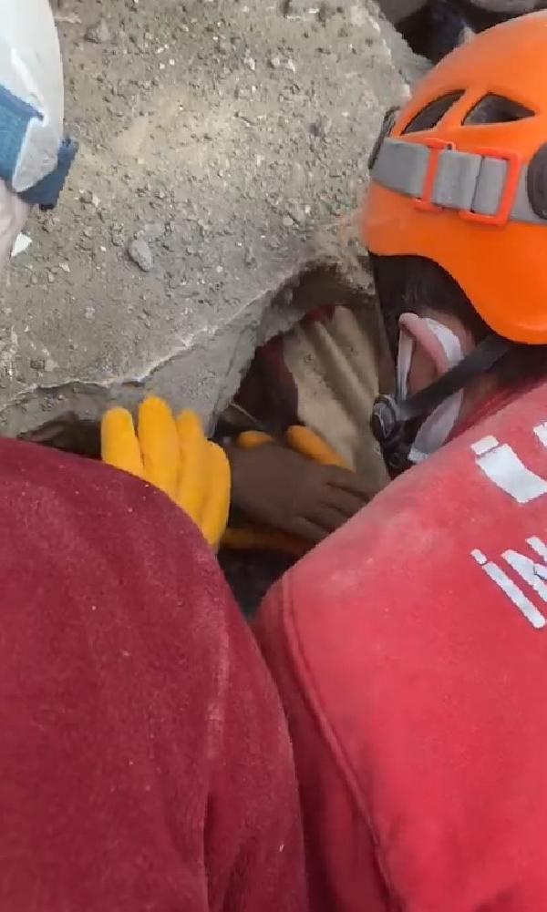 İNDAK ekibi bir mucizeye imza attı: 222'nci saatte enkazdan sağ çıkarıldı