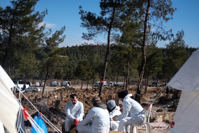 Kahramanmaraş, kayıplarını toprağa gömüyor