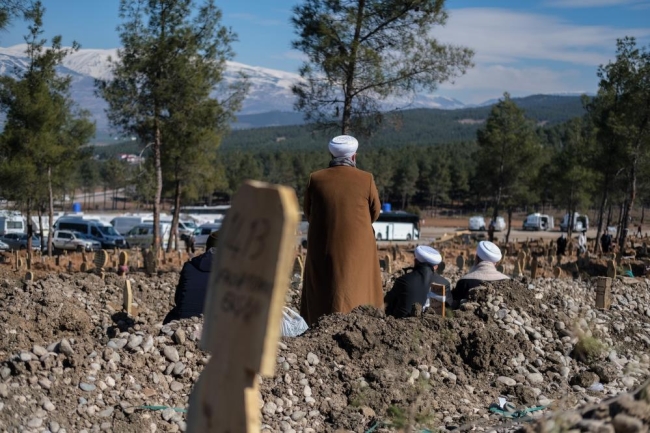 Kahramanmaraş, kayıplarını toprağa gömüyor