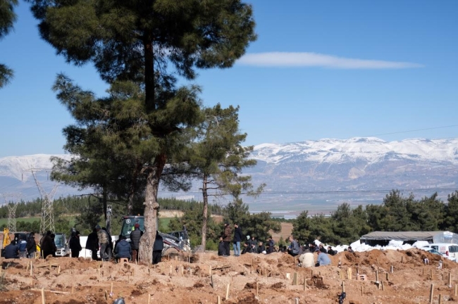 Kahramanmaraş, kayıplarını toprağa gömüyor