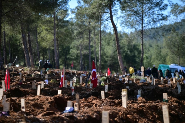 Kahramanmaraş, kayıplarını toprağa gömüyor