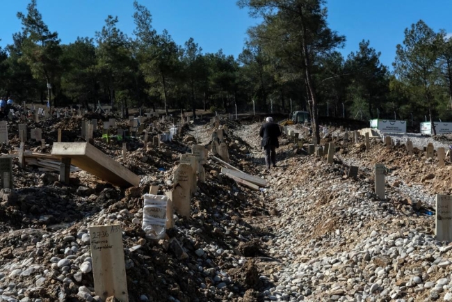 Kahramanmaraş, kayıplarını toprağa gömüyor