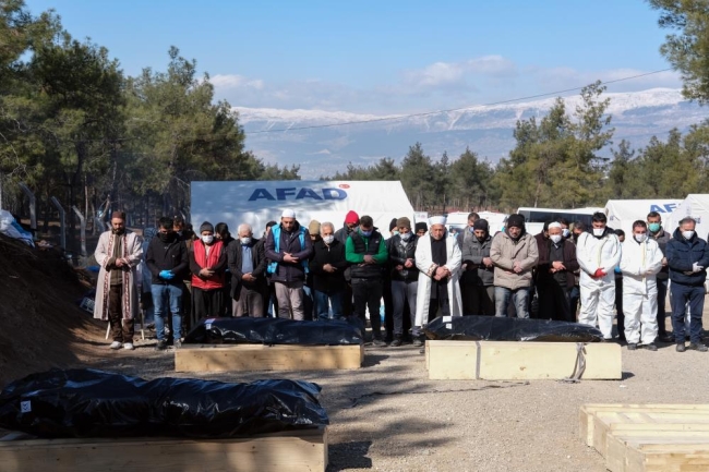 Kahramanmaraş, kayıplarını toprağa gömüyor