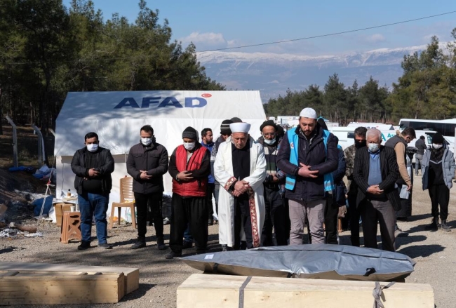 Kahramanmaraş, kayıplarını toprağa gömüyor