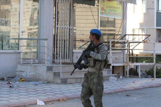 Komandolar deprem bölgesinde, kuş uçurtmuyor