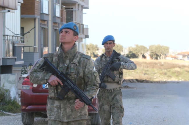 Komandolar deprem bölgesinde, kuş uçurtmuyor