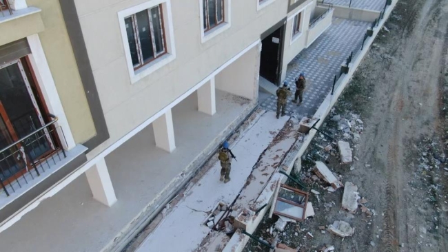 Komandolar deprem bölgesinde, kuş uçurtmuyor