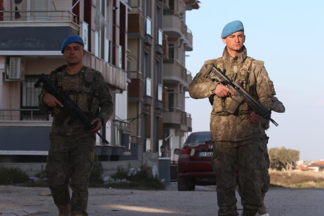 Komandolar deprem bölgesinde, kuş uçurtmuyor