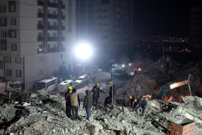 Gece boyunca enkaz altındaki yakınlarından haber beklediler