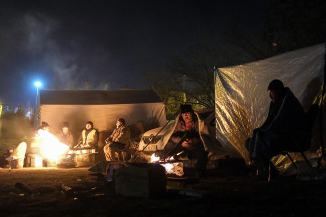 Gece boyunca enkaz altındaki yakınlarından haber beklediler