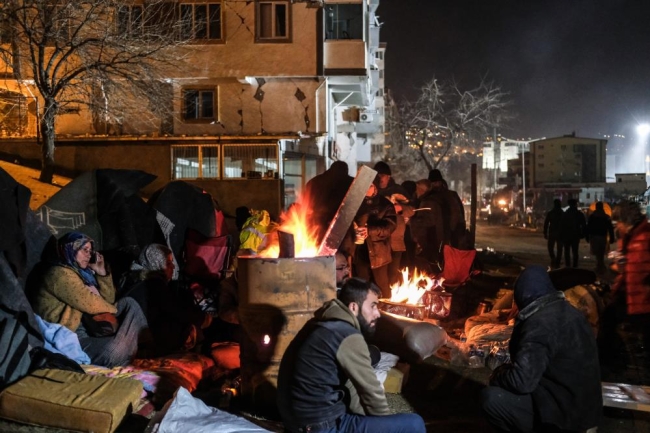 Gece boyunca enkaz altındaki yakınlarından haber beklediler