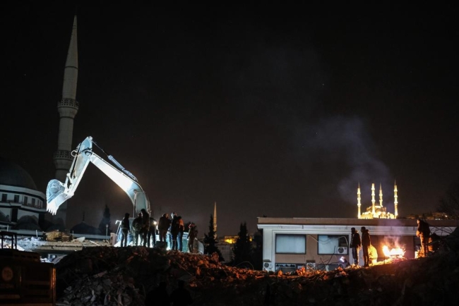 Gece boyunca enkaz altındaki yakınlarından haber beklediler
