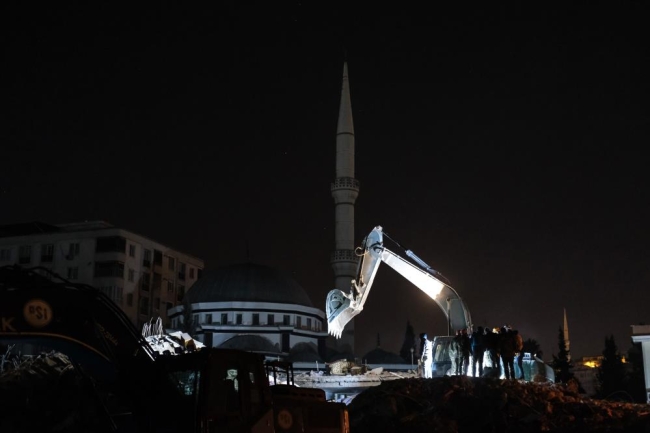 Gece boyunca enkaz altındaki yakınlarından haber beklediler