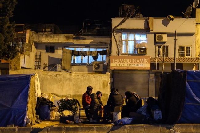 Gece boyunca enkaz altındaki yakınlarından haber beklediler
